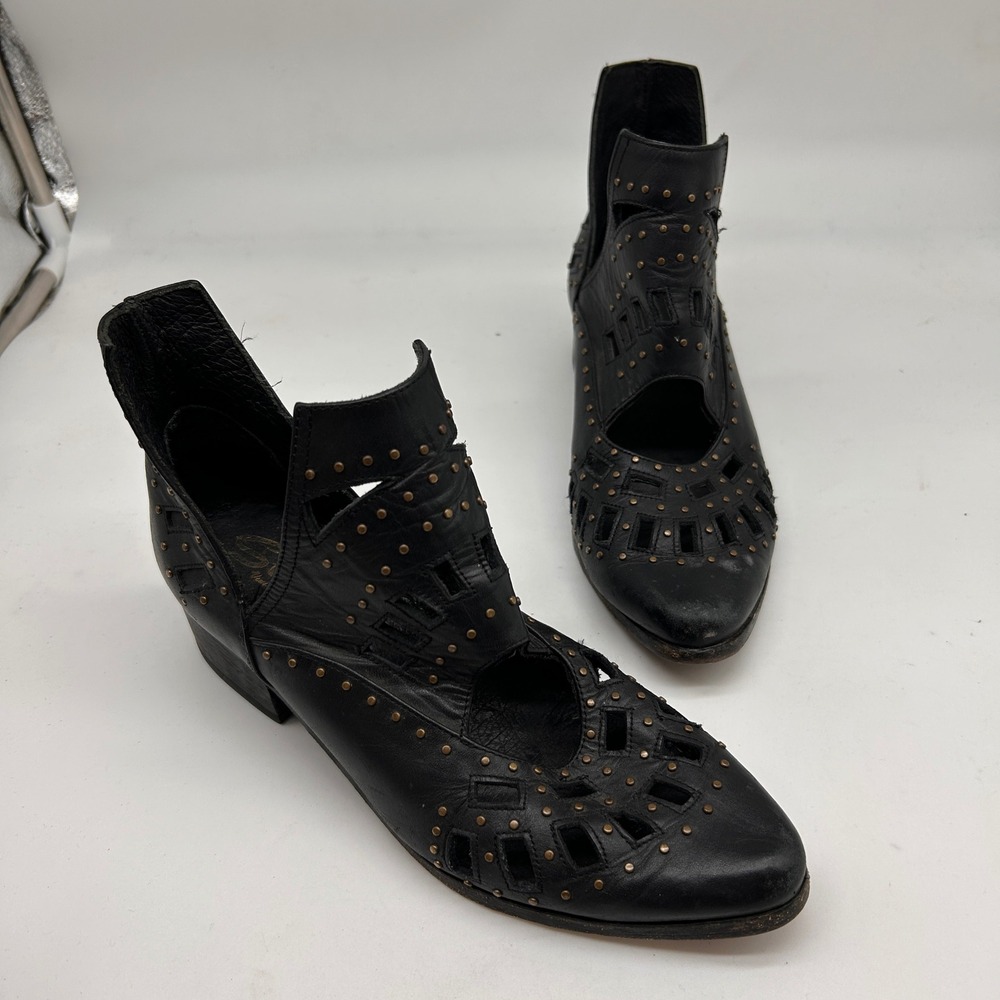 Sbicca Vixon Black Leather Studded Cutout Ankle Boots Size 6C Western Bling
